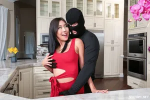 Giành tiền du lịch gái nhưng bị chị kế trộm và cái kết