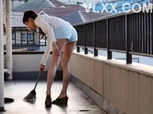 Một người mẫu siêu xinh đẹp được một gã đàn ông giàu có đưa đến một khách sạn cao cấp và quan hệ tình dục điên cuồng ngay trước cửa sổ của một tòa nhà cao tầng. Họ quan hệ tình dục từ ngày đến đêm và cuối cùng quan hệ tình dục qua đường hậu môn theo nhiều cách...