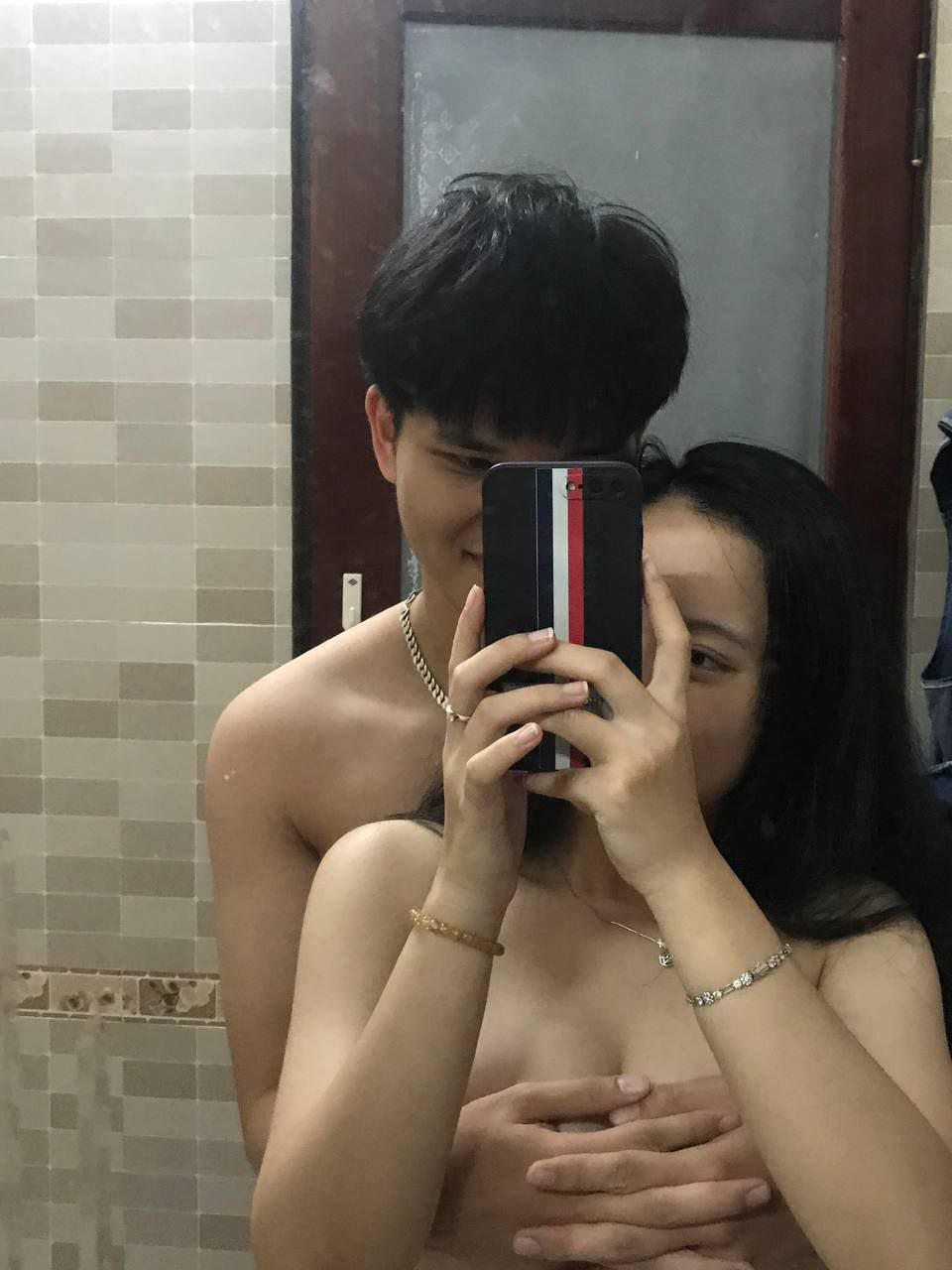 Dì trẻ hay dam dang bị thằng cháu trai tình cờ phát hiện